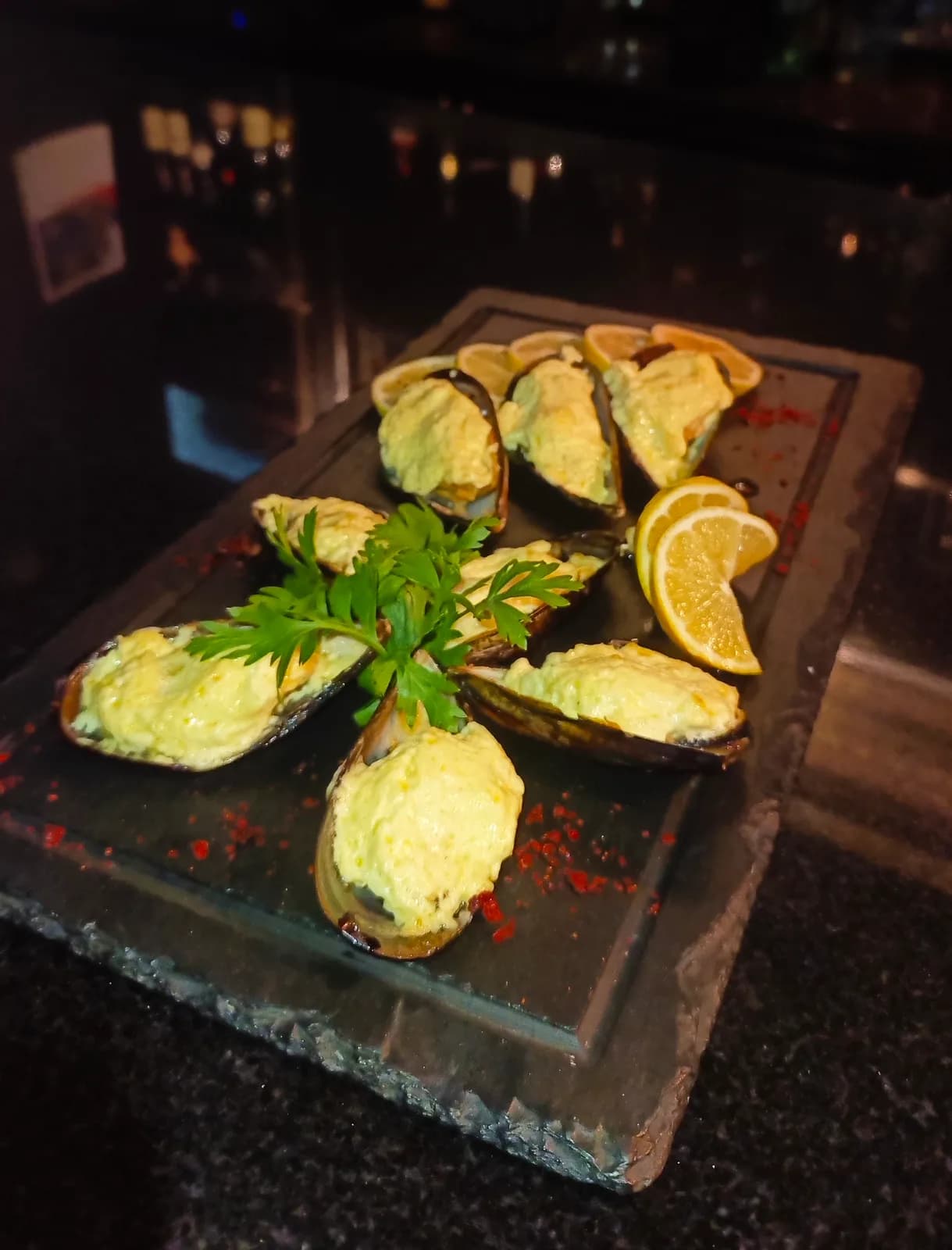 Мидии в сливочно-сырном соусе \  Mussels in a creamy cheese sauce