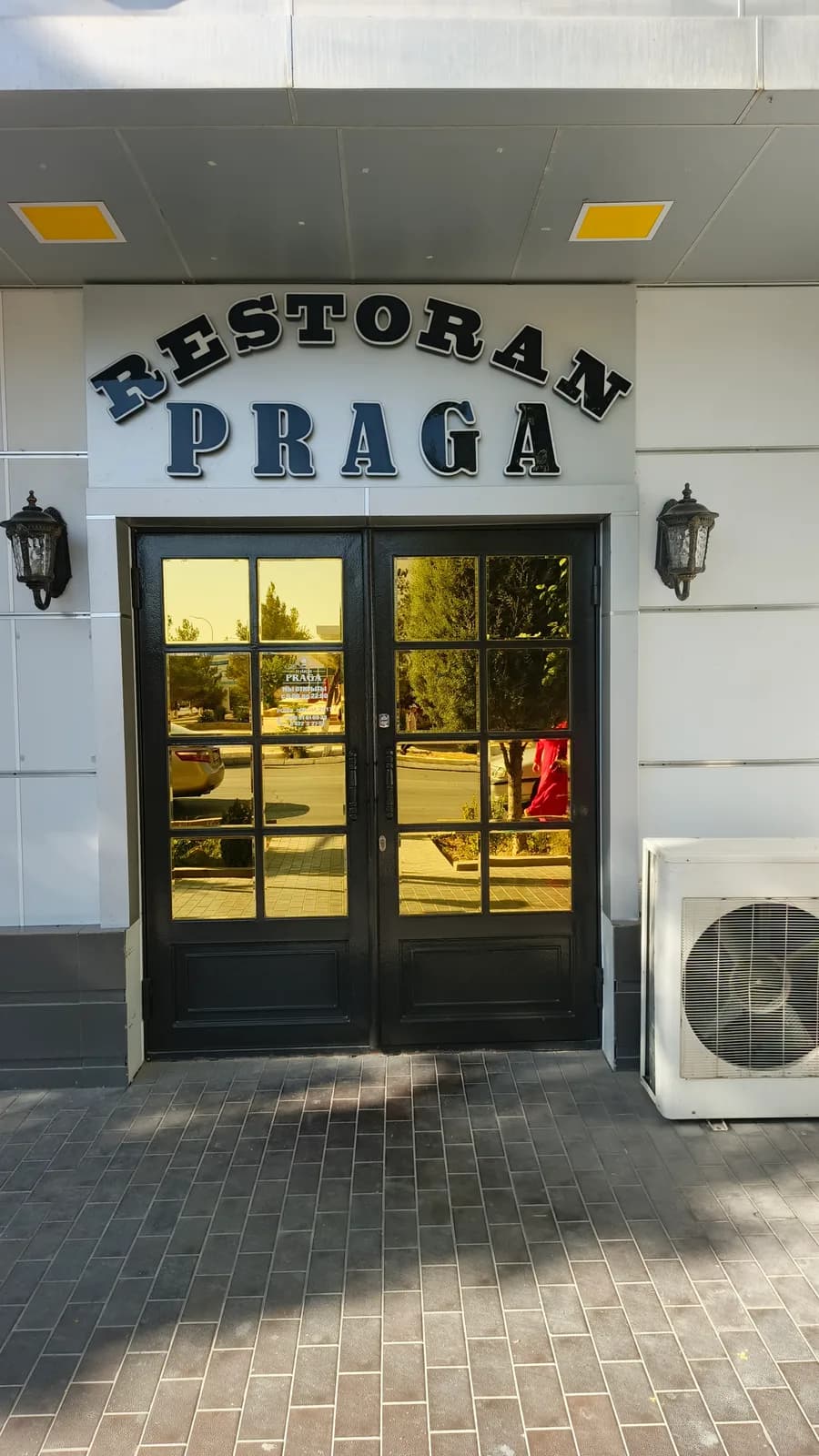 PRAGA restaurant